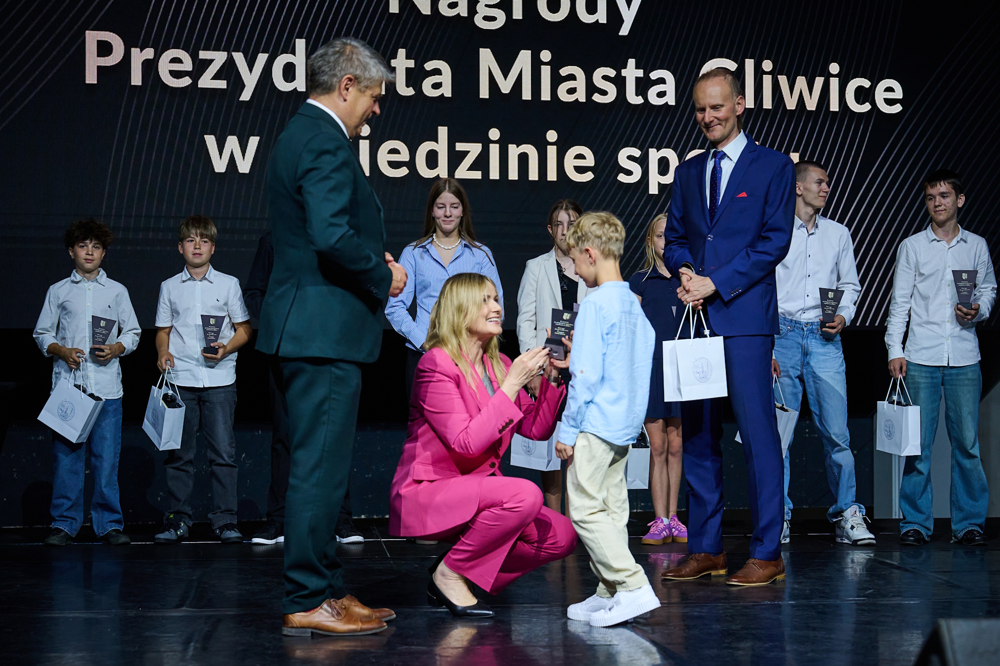 Nagrody i wyróżnienia Prezydenta Miasta Gliwice za wybitne osiągnięcia sportowe w 2025 roku odebrało w sumie 197 osób – 35 trenerów i 162 zawodników, w tym osoby z niepełnosprawnościami