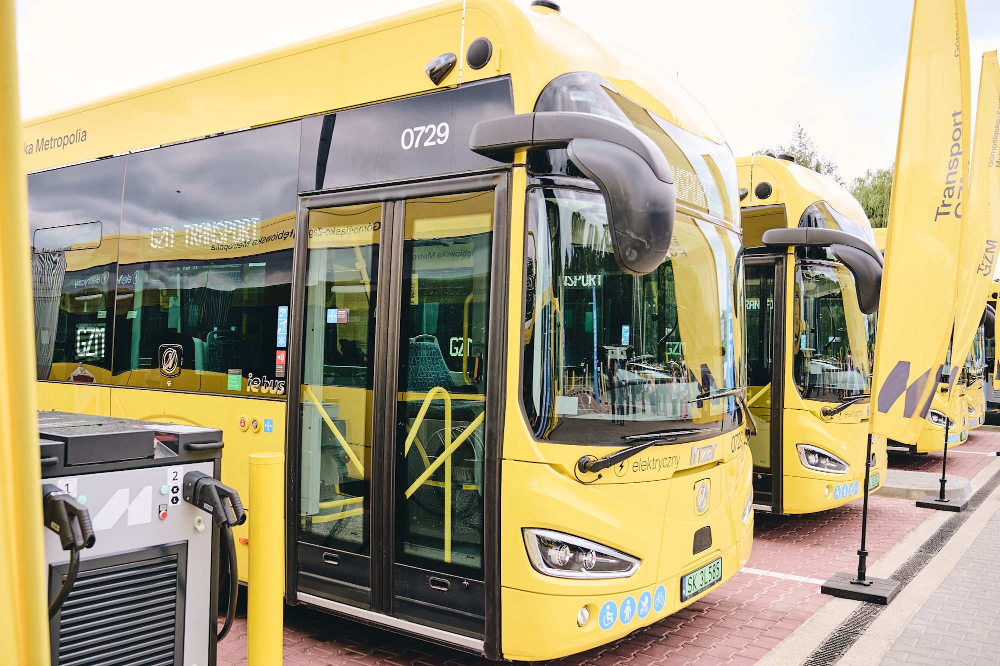 Przegubowe pojazdy, zakupione przez Górnośląsko-Zagłębiowską Metropolię, mogą przewieźć do 121 pasażerów, mają niską podłogę na całej długości, klimatyzację, rampę dla wózków oraz system informacji pasażerskiej działający w czasie rzeczywistym