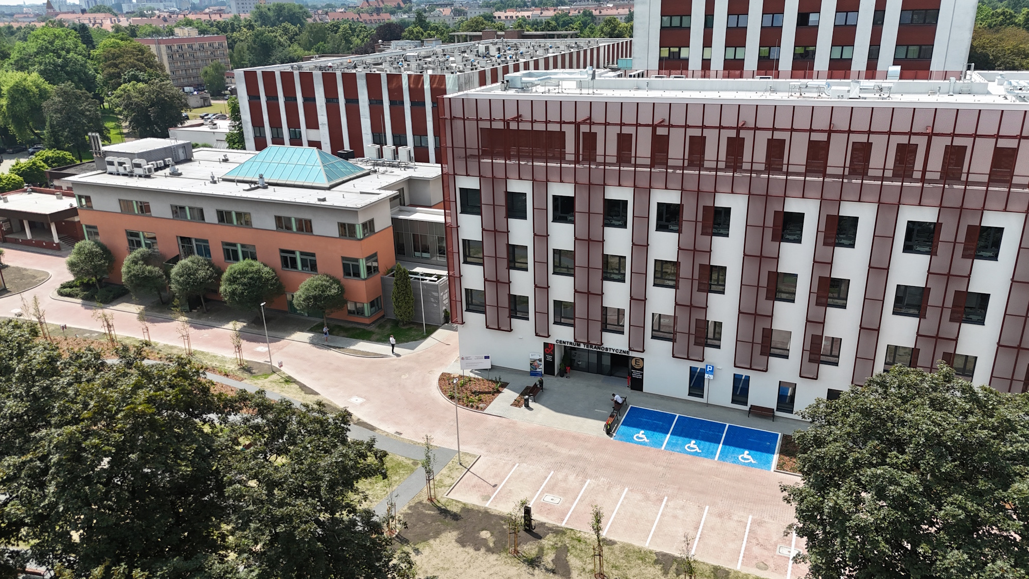 Narodowy Instytut Onkologii w Gliwicach otworzył nowy Oddział Terapii Izotopowej, który łączy zaawansowaną diagnostykę obrazową z leczeniem za pomocą radioizotopów. Cały projekt kosztował około 145 mln zł.