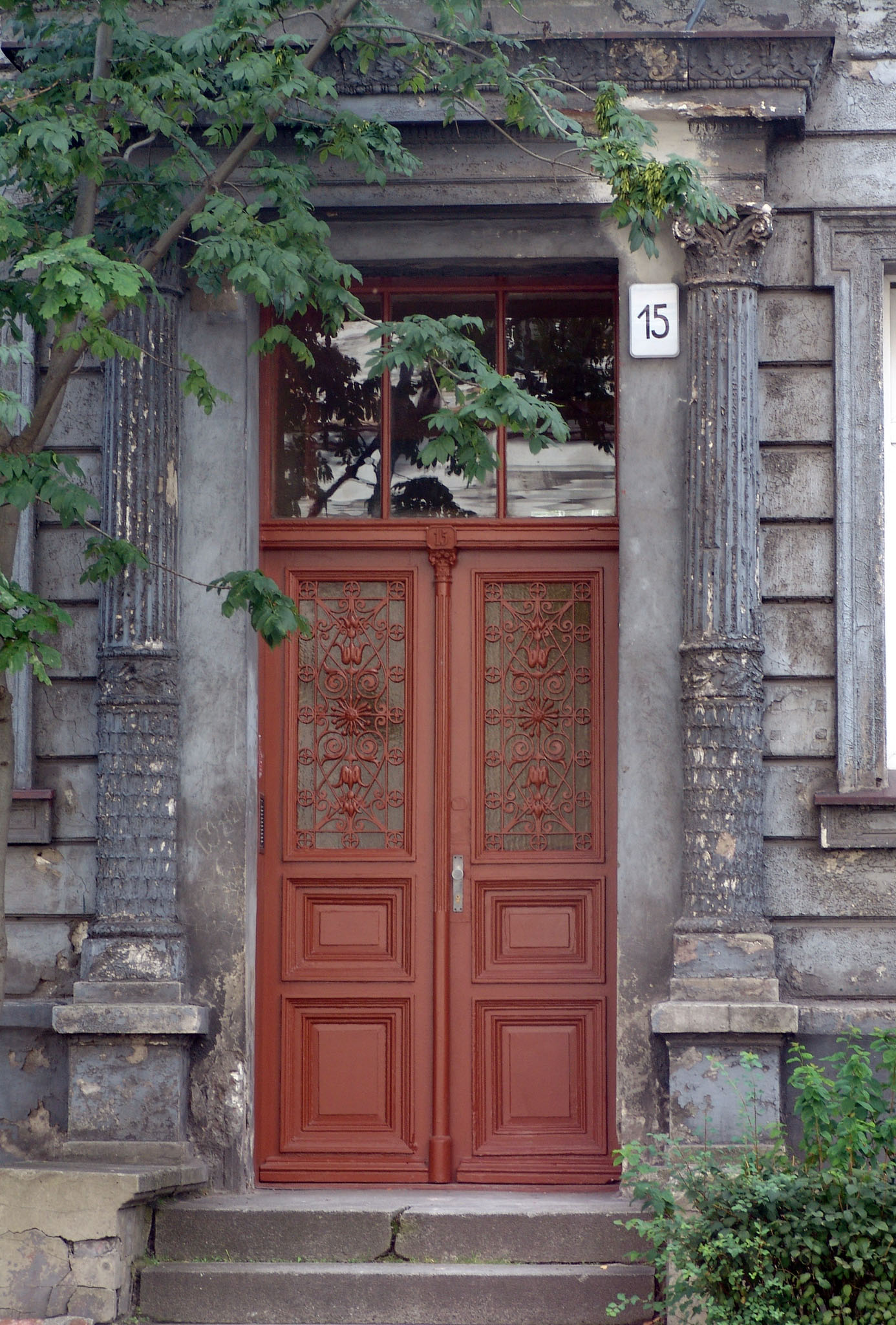 stanęłam przed domem przy ul. Górnych Wałów 15, który Lubowski zbudował dla Simona Troplowitza