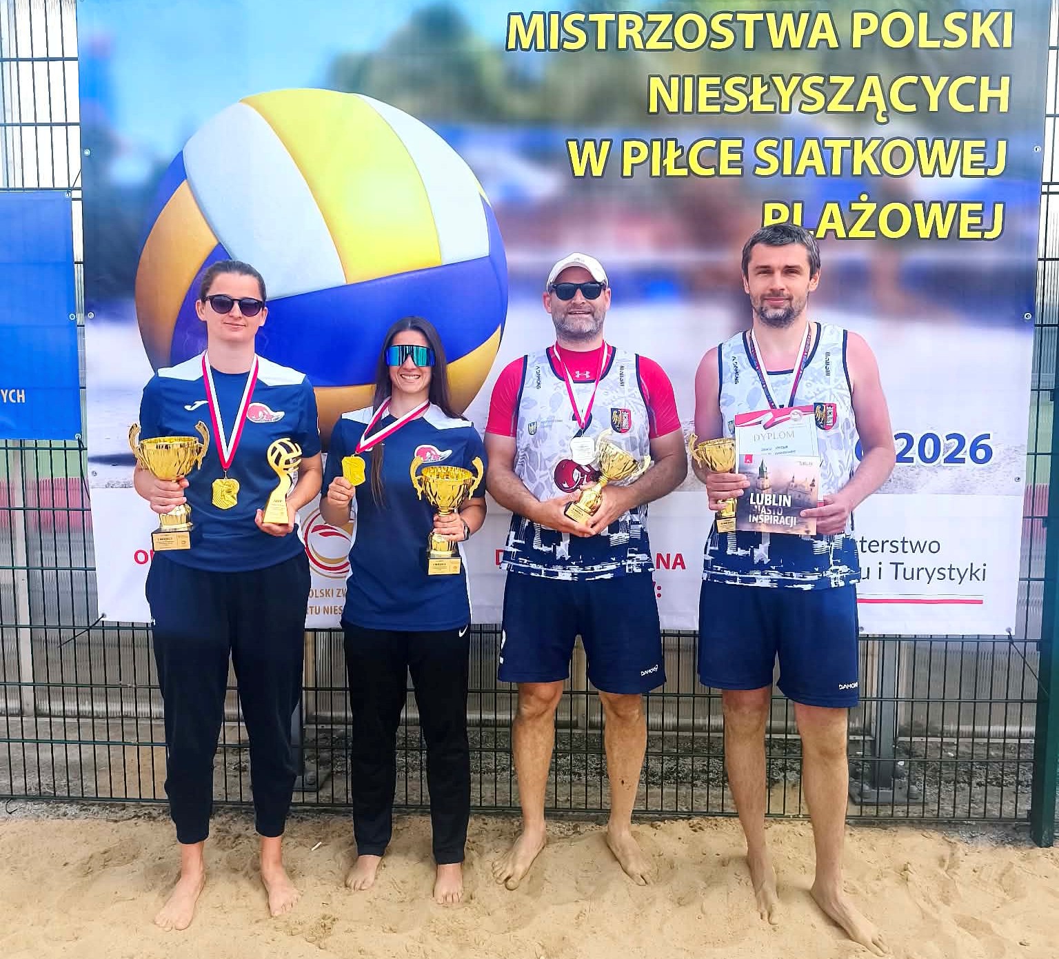 Żeńska i męska drużyna MIG Gliwice z medalami