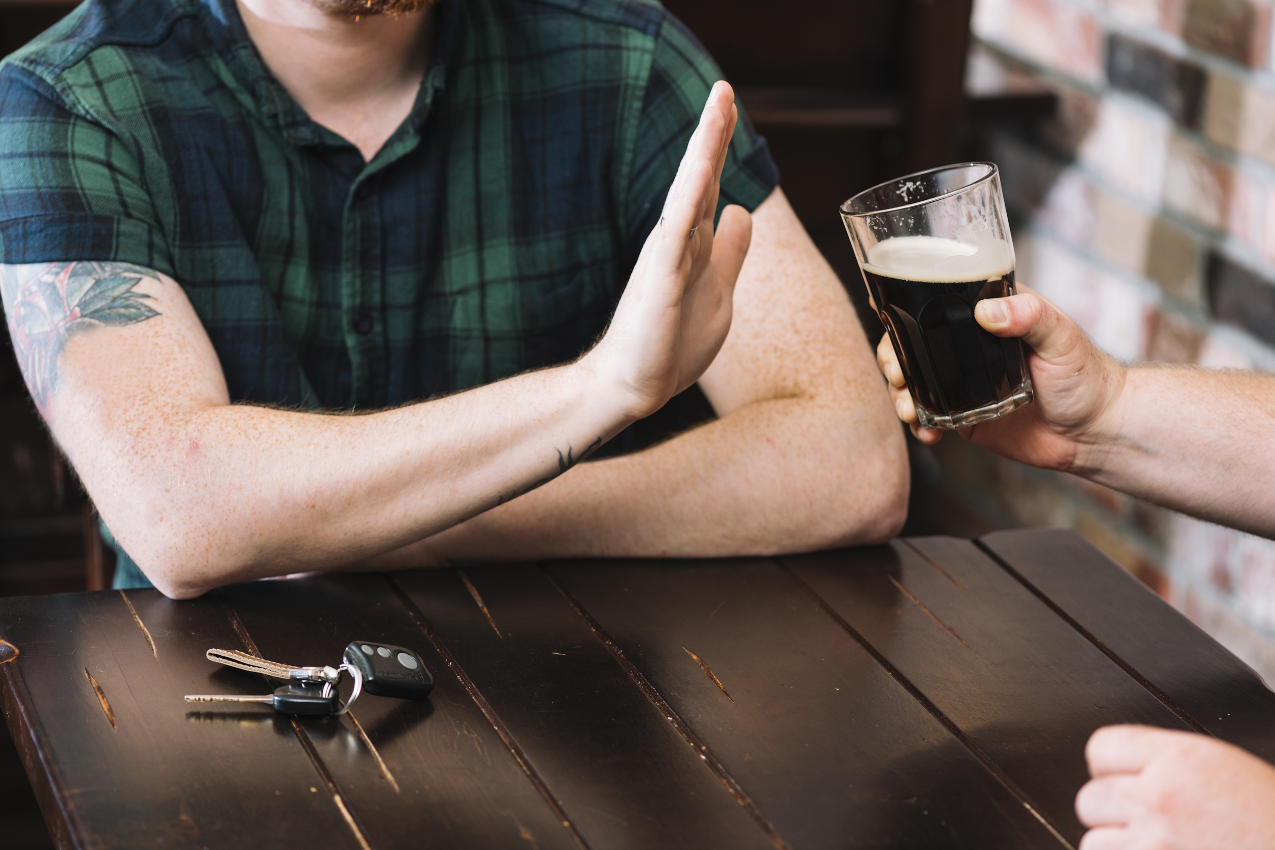 Mężczyzna odmawiający napicia się alkoholu