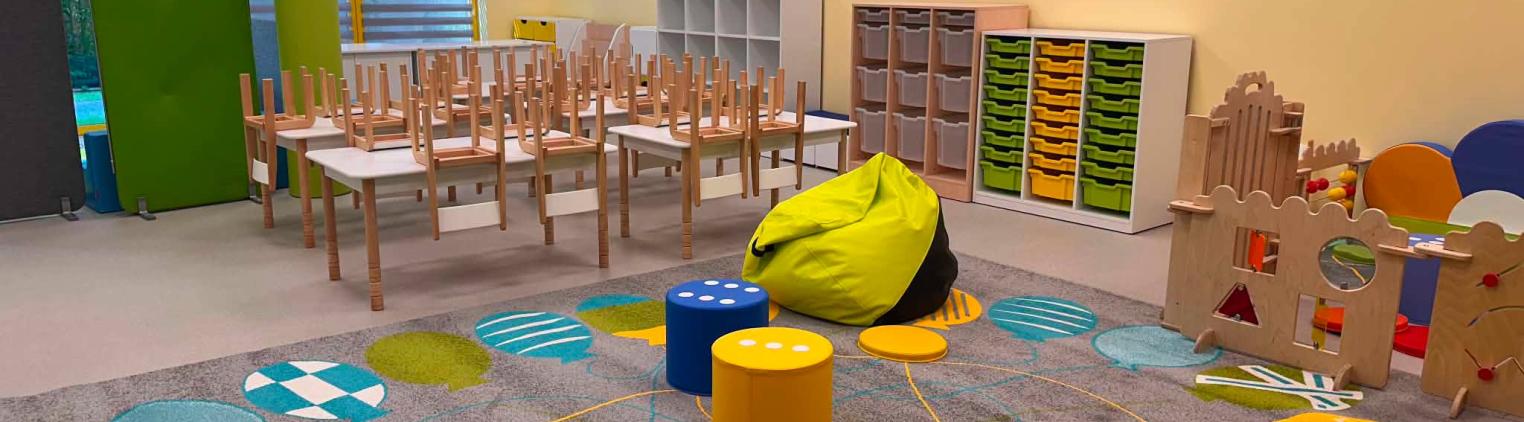 sala z kolorowym wyposażeniem