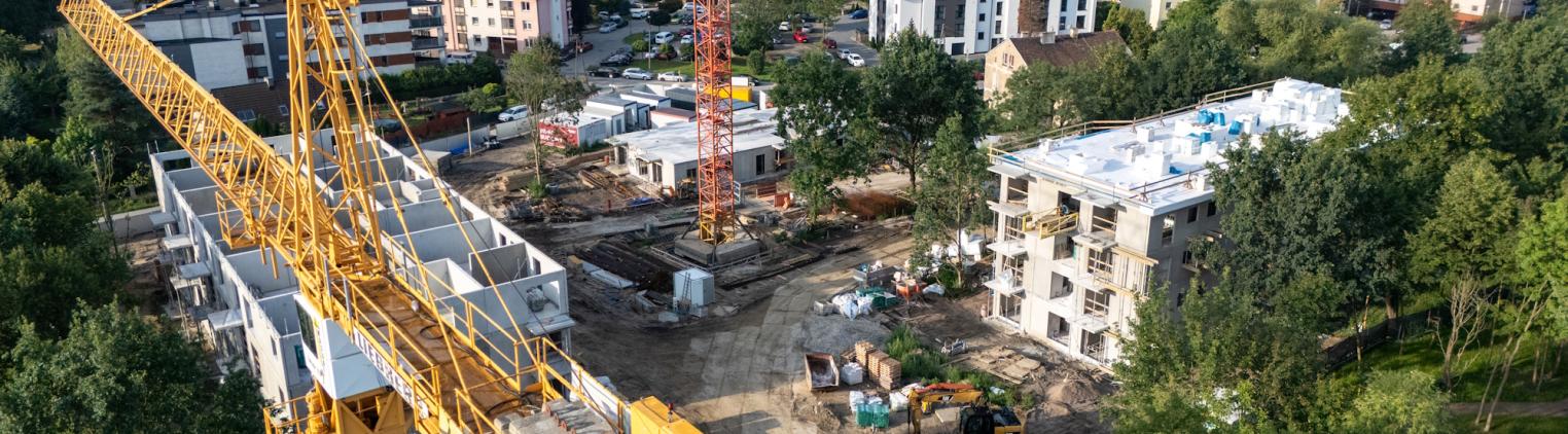 Cztery budynki mieszkalne, 112 nowych mieszkań, lokale usługowe, garaże podziemne, tereny rekreacyjne i rozwiązania energooszczędne – przy ulicach Dworskiej i Wiertniczej trwa realizacja jednej z ważniejszych inwestycji mieszkaniowych w Gliwicach